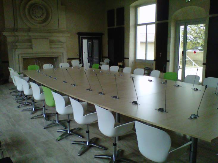mobilier sur mesure la salle du conseil de la mairie d'Artigues