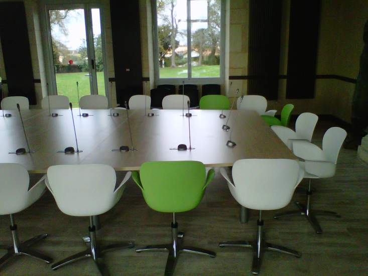 mobilier sur mesure la salle du conseil de la mairie d'Artigues